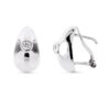 Pendientes de oro blanco de 18 quilates con circonitas brillantes y sistema de cierre Omega en primer plano