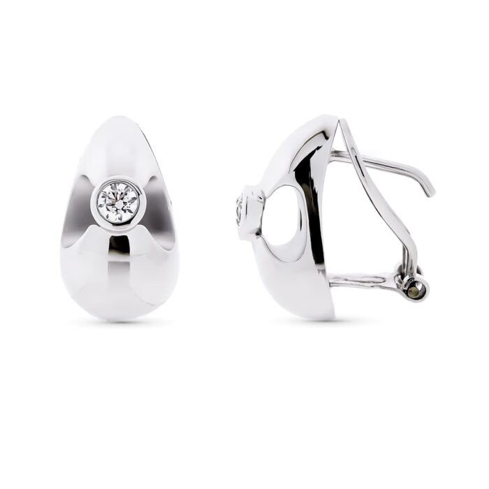 Pendientes de oro blanco de 18 quilates con circonitas brillantes y sistema de cierre Omega en primer plano