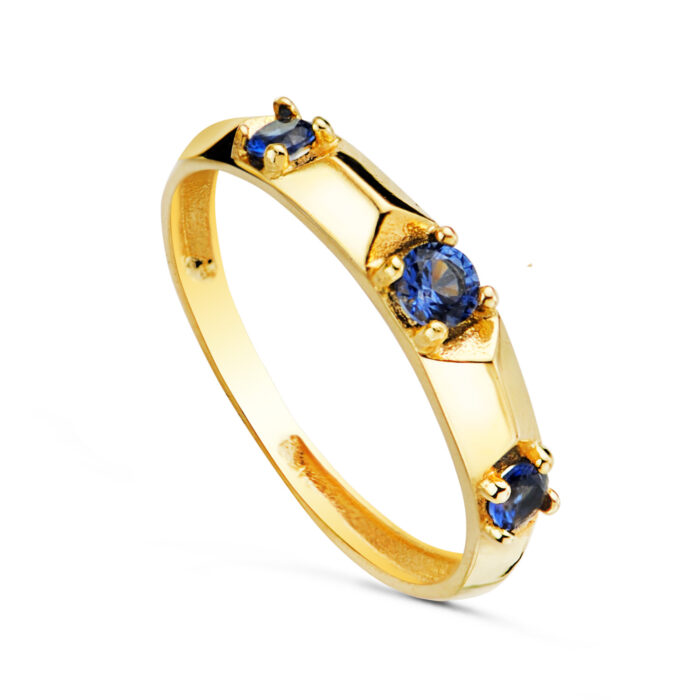 18K SORTIJA ORO AMARILLO CON TRES PIEDRAS COLOR AZUL EN 4 GARRAS. ANCHO: 3MM