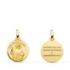 Medalla pequeña de San Judas Tadeo de 14 mm en oro amarillo de 18 quilates, relieve central detallado con cerco exterior tallado y acabado de alto brillo.