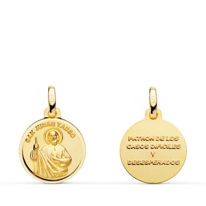 Medalla pequeña de San Judas Tadeo de 14 mm en oro amarillo de 18 quilates, relieve central detallado con cerco exterior tallado y acabado de alto brillo.