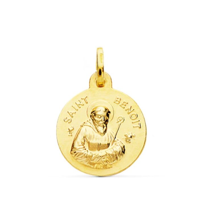 Medalla de San Benito de 16 mm en oro amarillo de 18 kilates, con el relieve del Santo y la cruz de protección, fondo blanco.