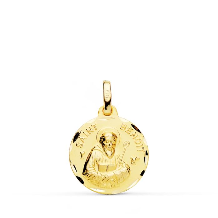 Medalla religiosa de San Benito en oro amarillo de 18 quilates, 16 mm de diámetro, con grabado detallado a doble cara sobre fondo blanco.