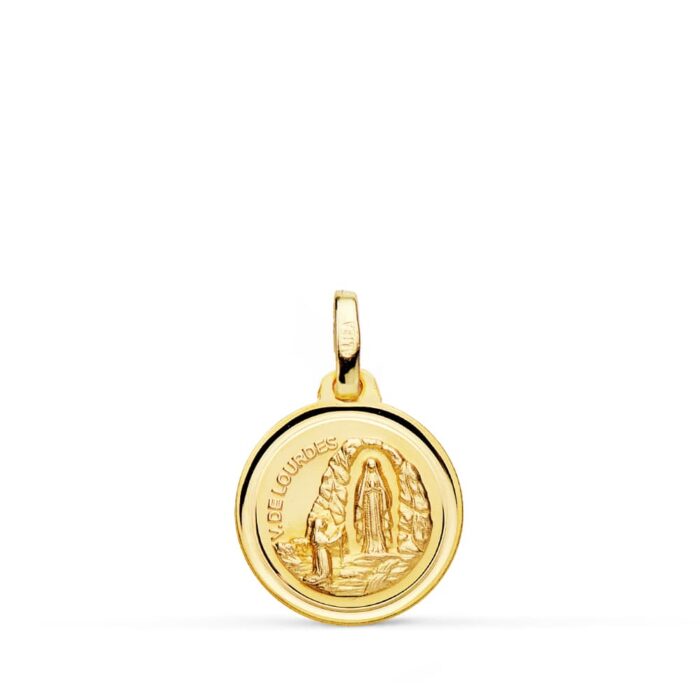 Medalla pequeña de 14 mm de la Virgen de Lourdes en oro amarillo de 18 quilates, con relieve central detallado y bisel exterior brillante facetado.