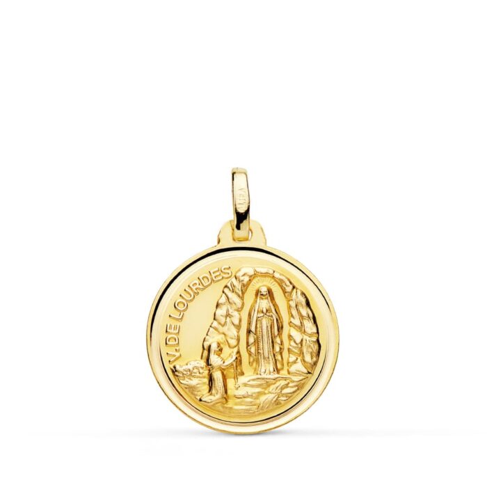 Medalla religiosa de la Virgen de Lourdes en oro amarillo de 18 quilates, 18 mm de diámetro, con relieve detallado y bisel exterior facetado de alto brillo.