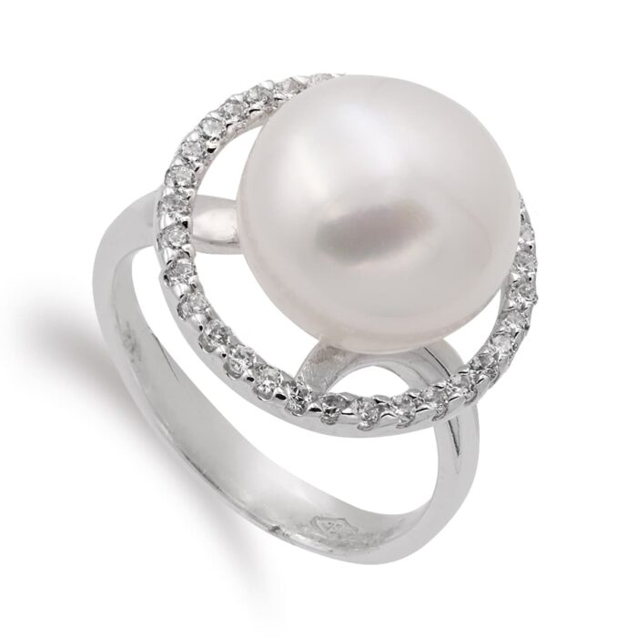 18K SORTIJA ORO BLANCO CON PERLA 10 MM Y CERCO DE CIRCONITAS. ANCHO CUERPO: 4 MM
