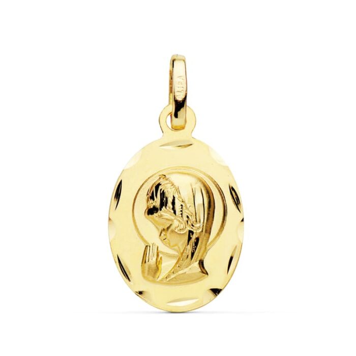 Medalla ovalada de la Virgen Niña de perfil en oro amarillo de 18 quilates, dimensiones 19x12 mm, con bisel exterior liso y acabado pulido brillante sobre fondo blanco.