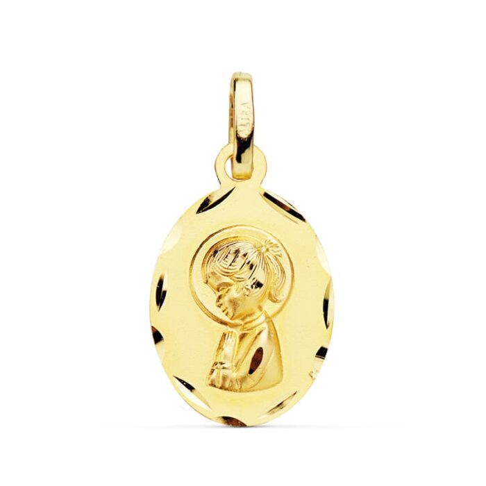 Medalla ovalada de la Virgen Niña de perfil en oro amarillo de 18 quilates, dimensiones 19x12 mm, con borde labrado de talla brillante sobre fondo blanco.