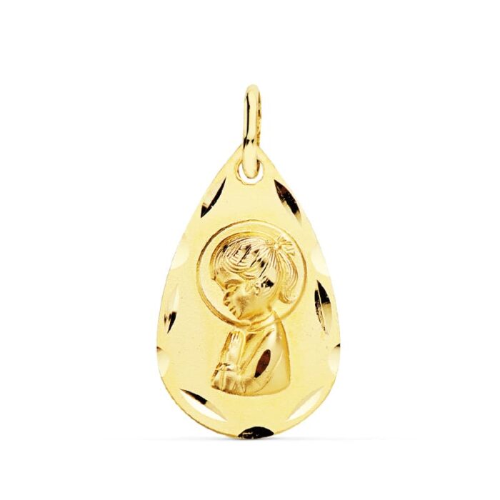 Medalla con forma de lágrima de la Virgen Niña de perfil en oro amarillo de 18 quilates, dimensiones 19x11 mm, con bisel liso pulido y acabado brillante sobre fondo blanco.