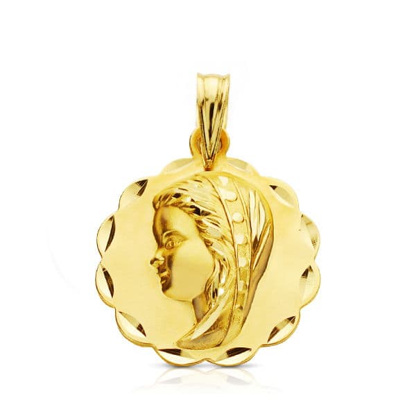 Medalla circular de la Virgen Niña de perfil en oro amarillo de 18 quilates, 16 mm de diámetro, con bisel exterior labrado tallado de gran brillo sobre fondo blanco.