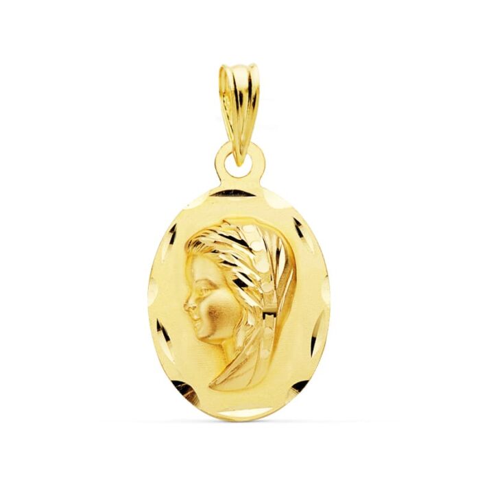 Medalla ovalada de la Virgen Niña de perfil en oro amarillo de 18 quilates, dimensiones 22x14 mm, con acabado pulido brillante espejo y borde liso sobre fondo blanco.