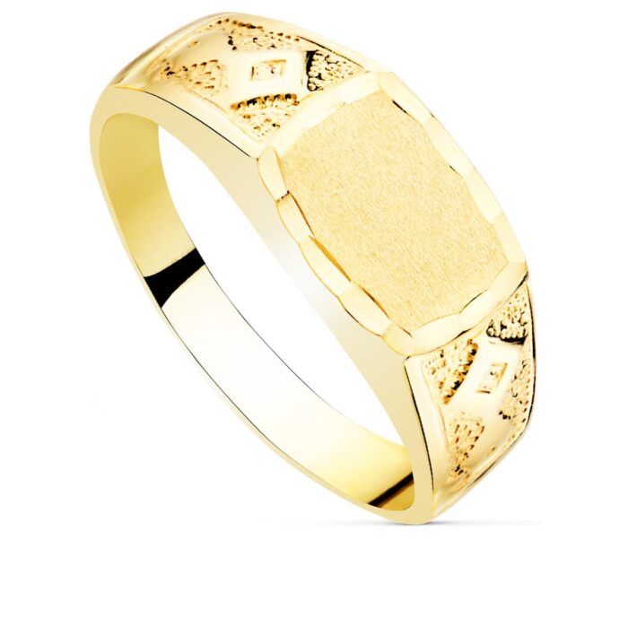 Sello macizo de oro amarillo 18k para hombre con cabeza rectangular mate y bordes tallados, diseño artesanal de Joyería Palacios.