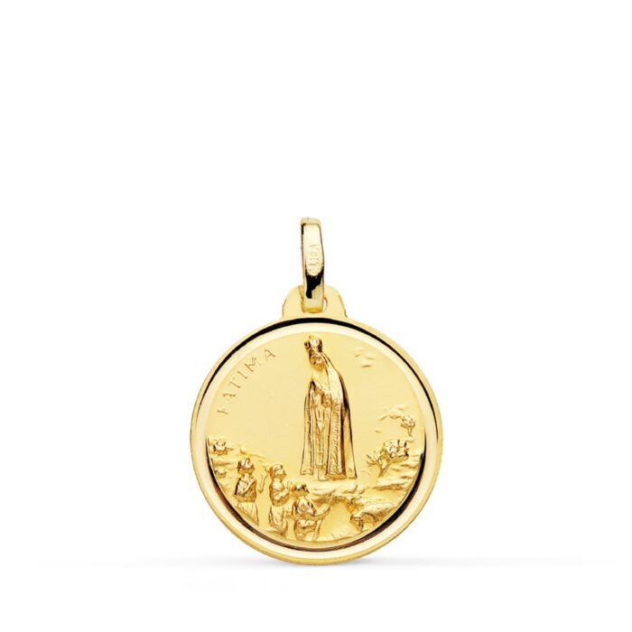 Medalla de oro amarillo de 18K de la Virgen de Fátima, tamaño 18 mm con bisel exterior tallado y relieve central detallado sobre fondo blanco.