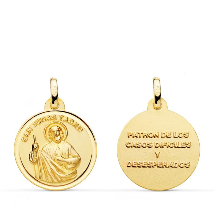 Medalla redonda de San Judas Tadeo en oro amarillo de 18 quilates, 18 mm de diámetro, con bisel exterior liso y acabado pulido brillante.