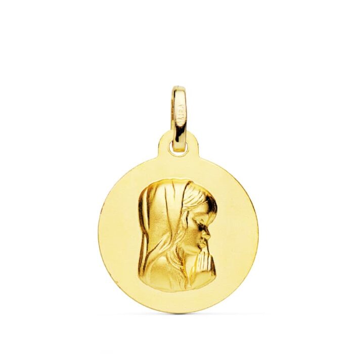 Medalla circular de la Virgen Niña de perfil en oro amarillo de 18 quilates, 16 mm de diámetro, con acabado superficial matizado (efecto mate) sobre fondo blanco.