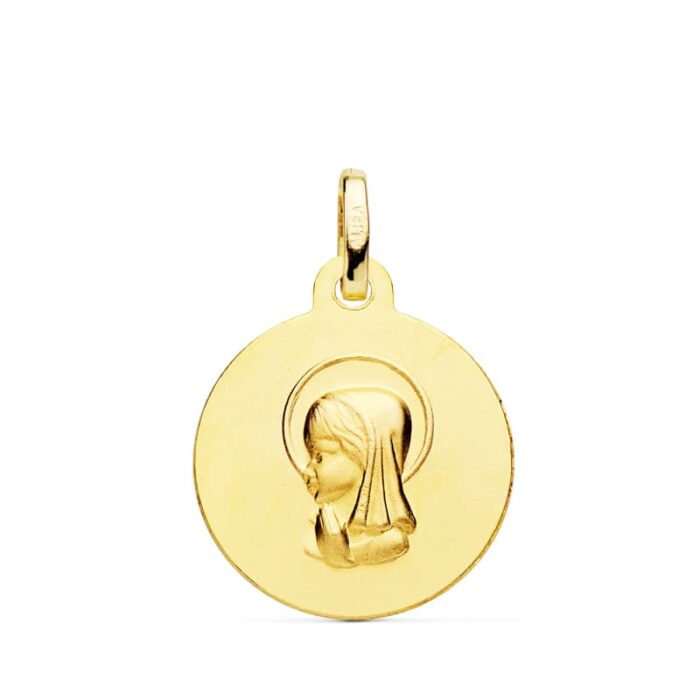 Medalla circular de la Virgen Niña en oro amarillo de 18 quilates con bisel tallado brillante de 16 mm de diámetro sobre fondo blanco.