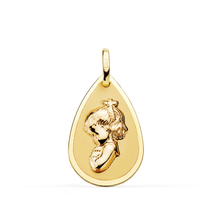 Medalla con forma de gota de la Virgen Niña de perfil en oro amarillo de 18 quilates, dimensiones 23x15 mm, con contraste de centro matizado mate y bisel exterior liso pulido sobre fondo blanco.