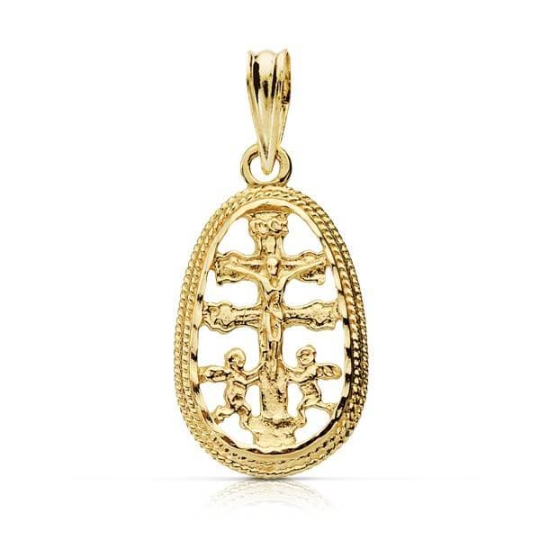 Pequeño colgante de Cruz de Caravaca en oro amarillo de 18 quilates con borde ovalado tallado, tamaño 19x11 mm, sobre fondo blanco.