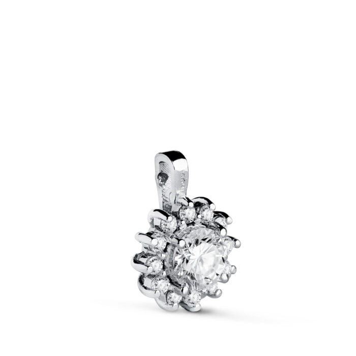 18K COLGANTE ORO BLANCO CUAJO CON 13 DIAMANTES LABORATORIO 0,670 QTS. VS2-G. MEDIDA: 13 X 9,5 MM
