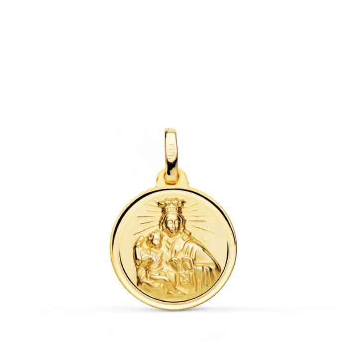Pequeña medalla redonda de la Virgen del Carmen con el Niño Jesús en oro amarillo de 18k de 16 mm con relieve matizado y bisel exterior liso brillante sobre fondo blanco