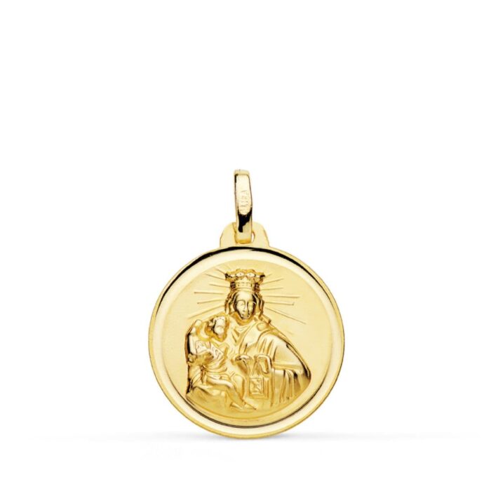 Medalla redonda de la Virgen del Carmen con el Niño Jesús en oro amarillo de 18k de 18 mm con relieve matizado y bisel exterior liso brillante sobre fondo blanco