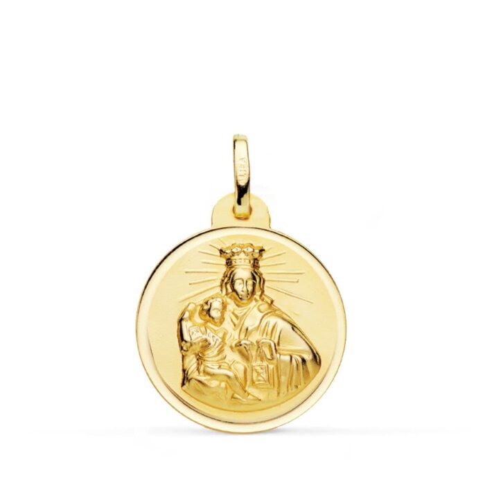 Medalla redonda de la Virgen del Carmen con el Niño Jesús en oro amarillo de 18k de 24 mm con relieve matizado y bisel exterior liso brillante sobre fondo blanco