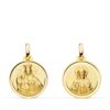 Pequeña medalla Escapulario redonda de oro amarillo de 18k de 16 mm con relieves matizados del Sagrado Corazón y la Virgen del Carmen y bisel liso brillante sobre fondo blanco