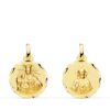 Pequeña medalla Escapulario redonda de oro amarillo de 18k de 16 mm con relieves matizados del Sagrado Corazón y la Virgen del Carmen y cerco perimetral tallado brillante sobre fondo blanco