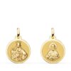 Pequeña medalla Escapulario redonda de oro amarillo de 18k de 16 mm con relieves matizados del Sagrado Corazón y la Virgen del Carmen y cerco liso brillante sobre fondo blanco