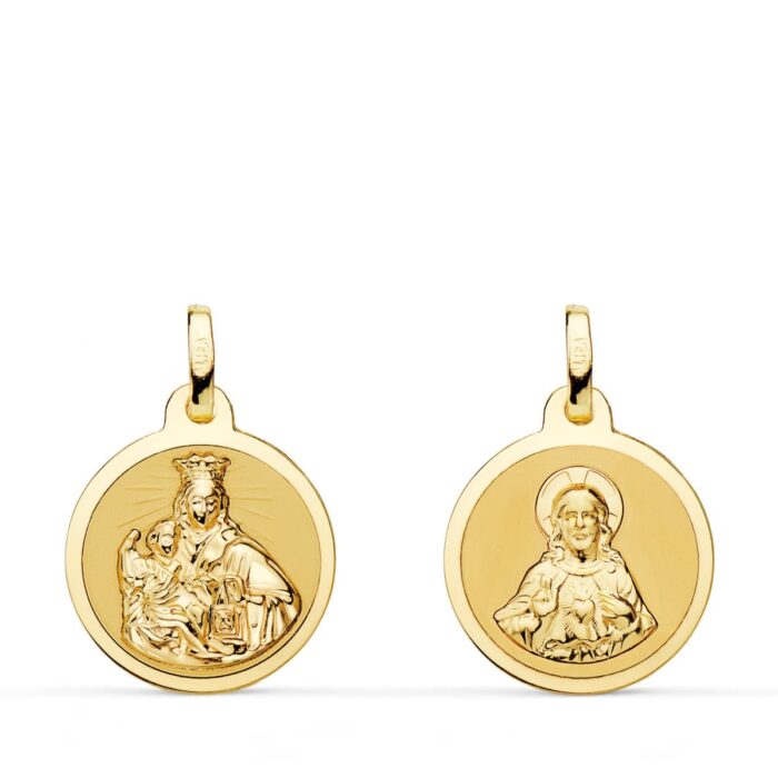 Pequeña medalla Escapulario redonda de oro amarillo de 18k de 16 mm con relieves matizados del Sagrado Corazón y la Virgen del Carmen y cerco liso brillante sobre fondo blanco