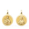 Medalla Escapulario redonda de oro amarillo de 18k de 18 mm con relieves matizados del Sagrado Corazón y la Virgen del Carmen y cerco liso brillante sobre fondo blanco