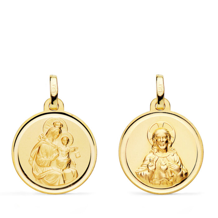 Medalla Escapulario redonda de oro amarillo de 18k de 18 mm con relieves matizados del Sagrado Corazón y la Virgen del Carmen y bisel liso brillante sobre fondo blanco