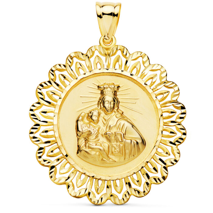 Medalla de la Virgen del Carmen en oro amarillo de 18k de 37mm con cerco de filigrana calado y tallado en relieve sobre fondo blanco