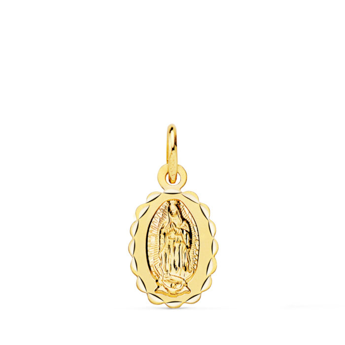 Medalla ovalada pequeña de la Virgen de Guadalupe en oro amarillo de 18 quilates con borde tallado facetado de 12x9 milímetros