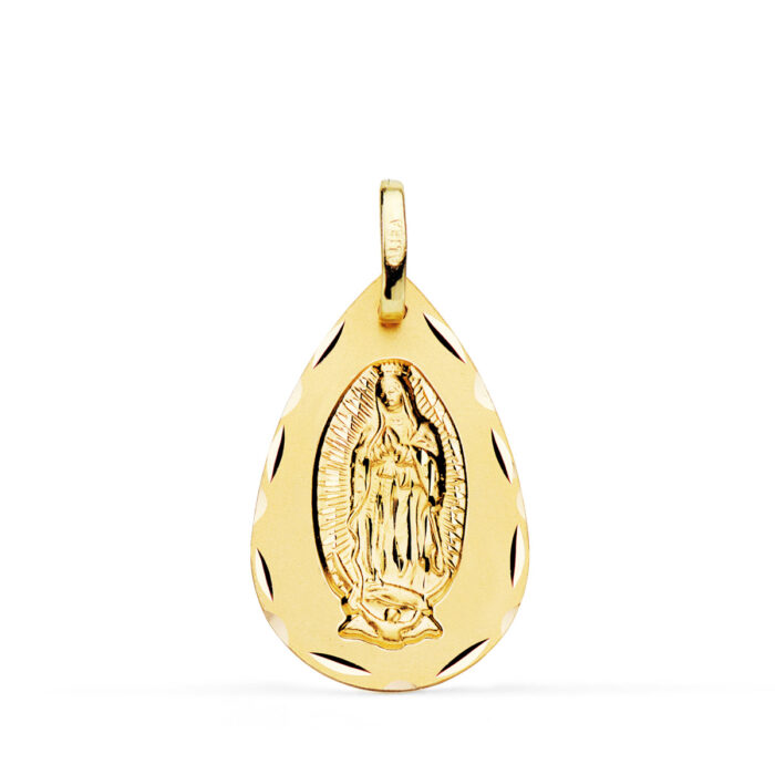 Medalla en forma de gota de la Virgen de Guadalupe en oro amarillo de 18 quilates con bordes tallados de 23x15 milímetros