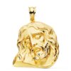Colgante de oro amarillo de 18 quilates con el rostro de Cristo y potencias en relieve, tamaño grande 30x25 mm sobre fondo neutro.