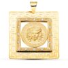 Colgante cuadrado de Medusa en oro amarillo de 18 quilates con cerco de circonitas y grecas griegas, medidas 37x37 mm.