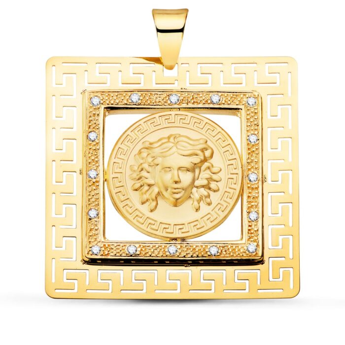 Colgante cuadrado de Medusa en oro amarillo de 18 quilates con cerco de circonitas y grecas griegas, medidas 37x37 mm.