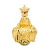Colgante de Buda meditando en oro amarillo de 18 quilates con una piedra roja central, dimensiones 41x33 mm.