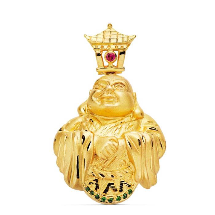 Colgante de Buda meditando en oro amarillo de 18 quilates con una piedra roja central, dimensiones 41x33 mm.