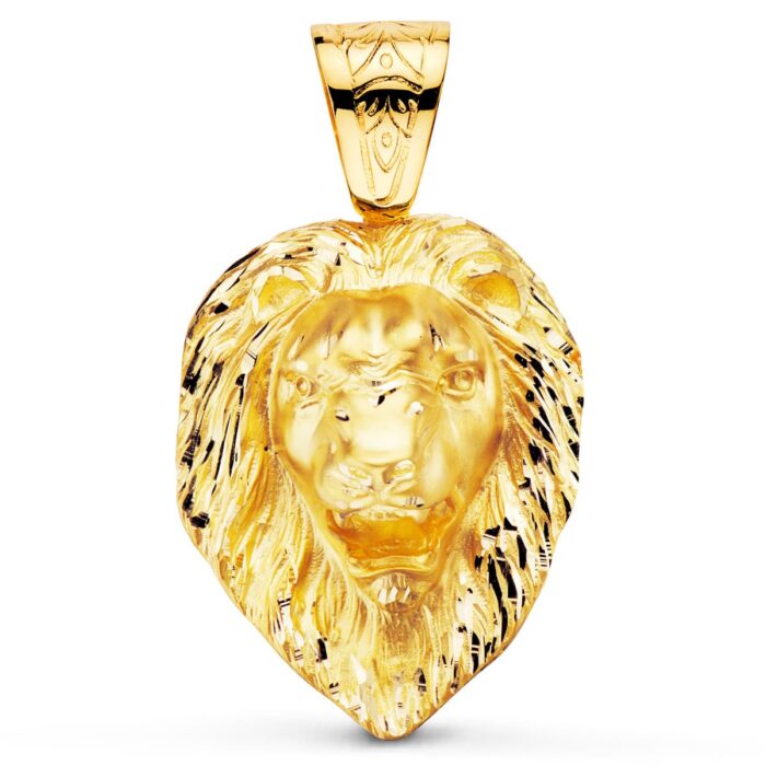 Colgante de cabeza de león gigante tallado en oro amarillo de 18 quilates de 66x56 mm sobre fondo blanco.