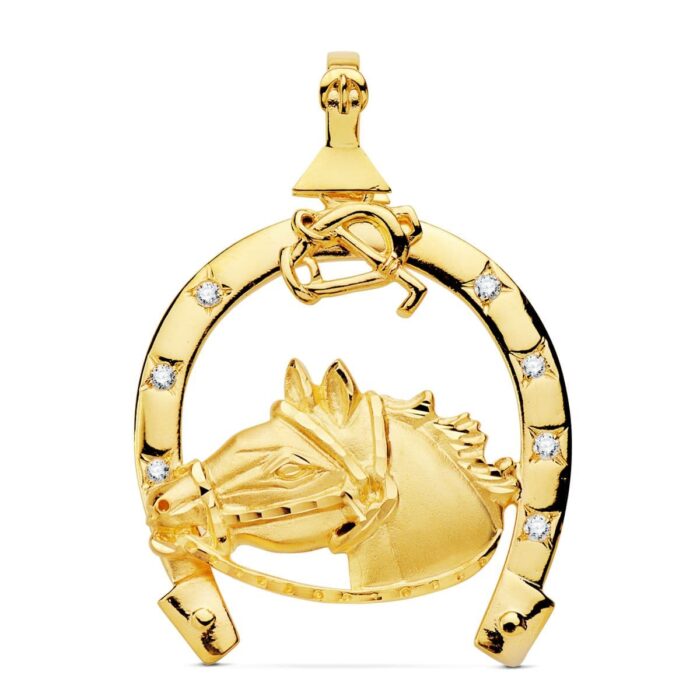 Colgante de herradura de oro amarillo de 18 quilates con circonitas blancas engastadas y cabeza de caballo en relieve central, tamaño 42x39 mm.