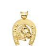 Colgante de herradura con cabeza de caballo en relieve fabricado en oro amarillo de 18 quilates, tamaño 44x39 mm, acabado pulido brillante.