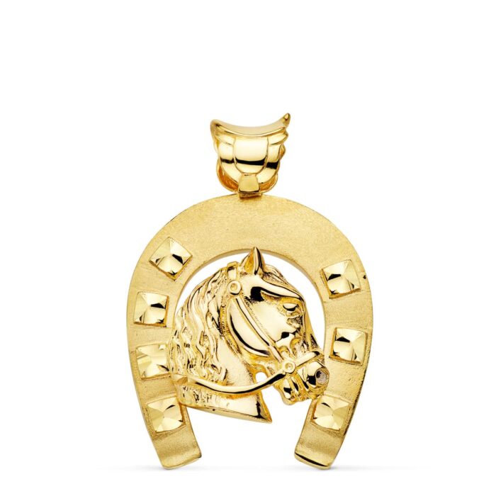 Colgante de herradura con cabeza de caballo en relieve fabricado en oro amarillo de 18 quilates, tamaño 44x39 mm, acabado pulido brillante.