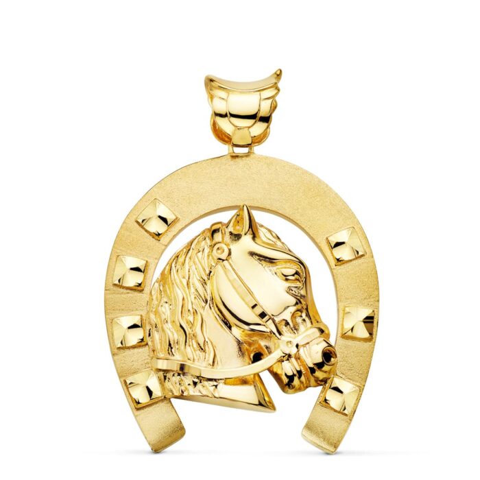 Colgante grande de herradura con cabeza de caballo en relieve, fabricado en oro amarillo de 18 quilates con acabado pulido, tamaño 50x44 mm.