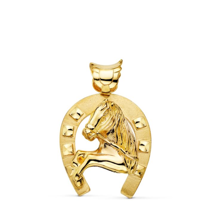 Colgante de herradura con cabeza de caballo en el centro fabricado en oro amarillo de 18 quilates, acabado pulido brillante, tamaño 40x34 mm.