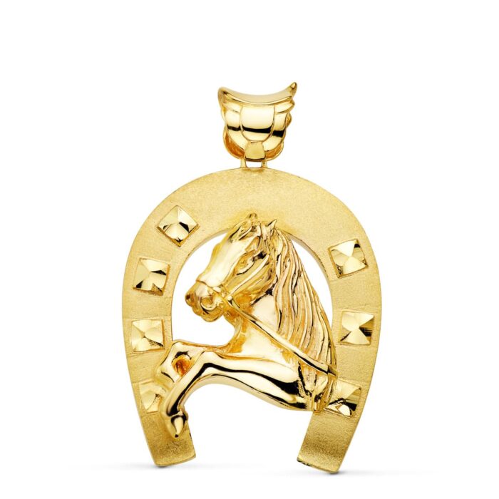 Colgante grande de herradura con cabeza de caballo en relieve, realizado en oro amarillo de 18 quilates, acabado pulido brillante, tamaño 48x40 mm.