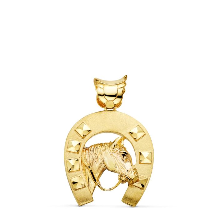 Colgante de oro amarillo de 18 quilates con forma de herradura y cabeza de caballo central en relieve, tamaño 36x32 mm, acabado pulido.