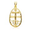 Colgante de la Cruz de Caravaca con cerco liso protector en oro amarillo de 18 quilates, tamaño 30x18 mm, sobre fondo blanco.