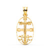 Colgante de Cruz de Caravaca en oro amarillo de 18 quilates rodeada por un cerco ovalado tallado, tamaño 27x17 mm, sobre fondo blanco.
